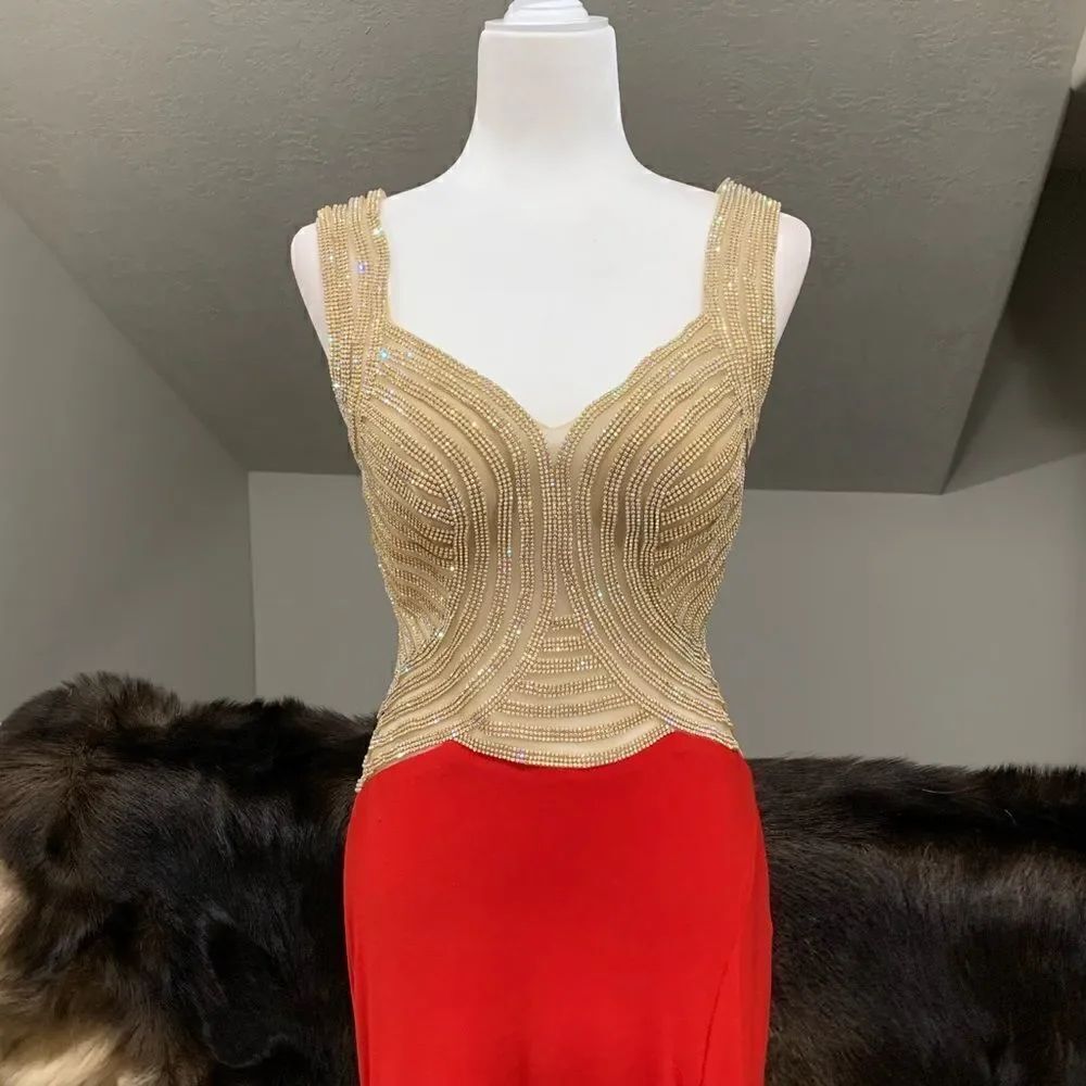 Gorgeous and Stunning Gown with Sparkling Rhinestone Contoured Pattern - Picture 3 of 16